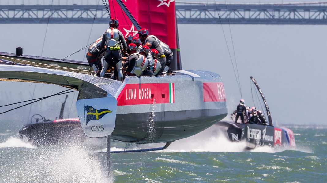 America's Cup: Louis Vuitton Cup: two boats at the start
