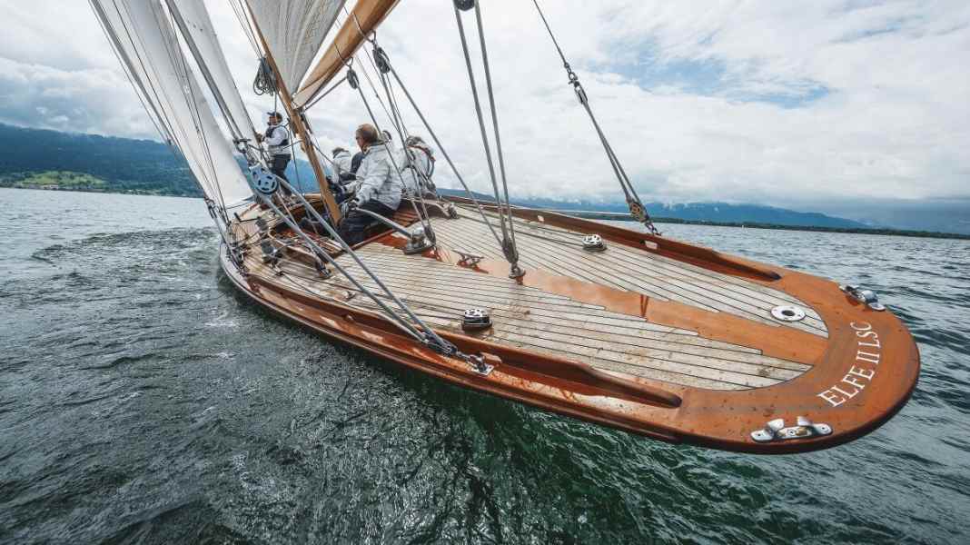 "Elfe II": Elegante Dame mit Spreizgaffel