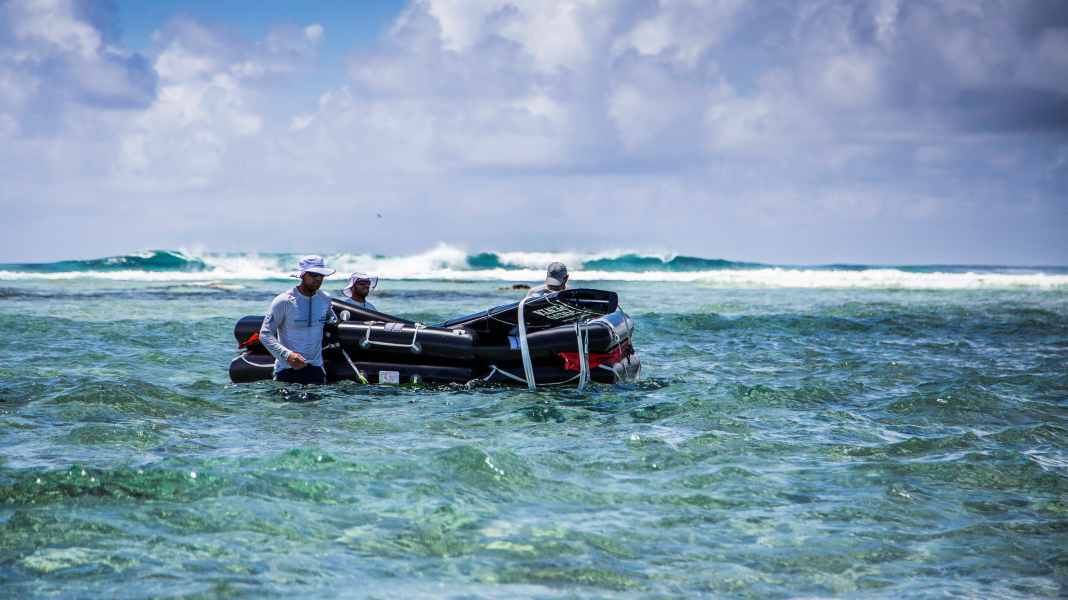 Volvo Ocean Race: New pictures of the stranding