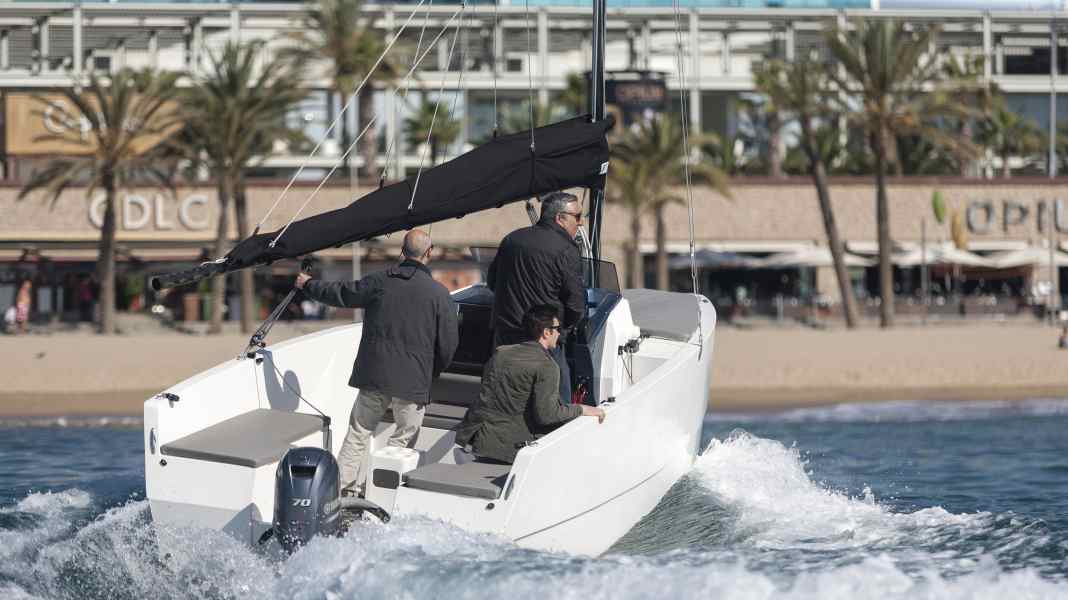 Boot Düsseldorf 2017: Premieren 2: Skurriler kleiner Motorsegler