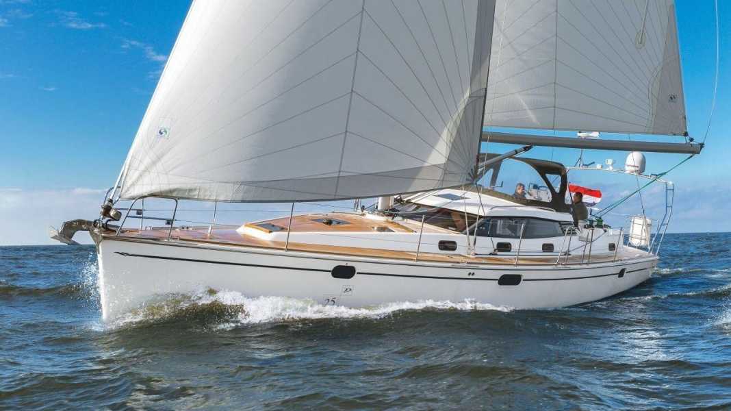 Delphia 46 DS: Centre cockpit yacht with all-round view