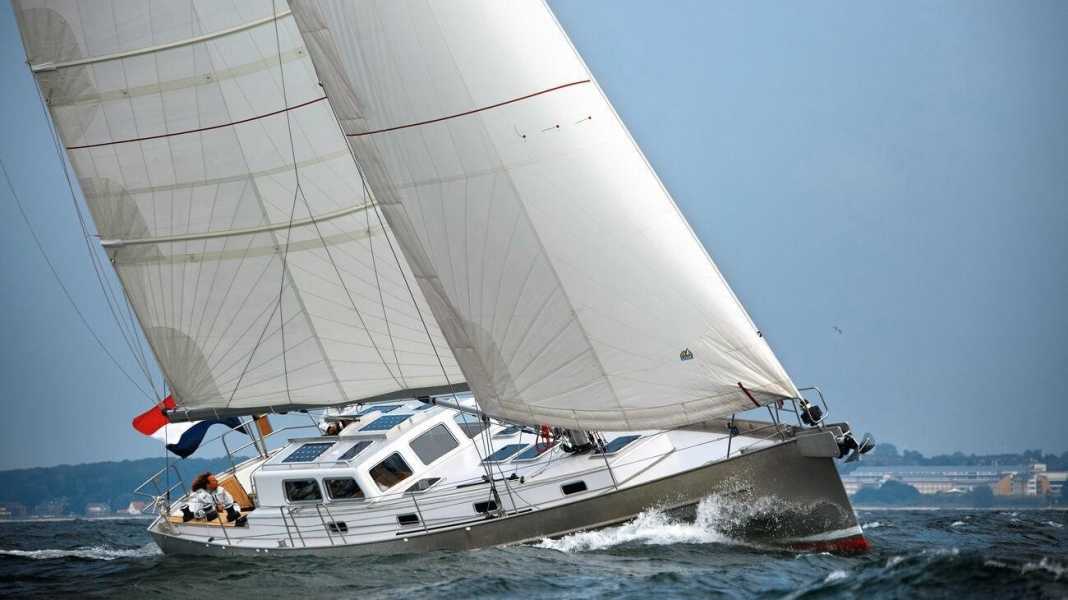 Explorer-Yacht : bateau de série de KM Yachtbuilders