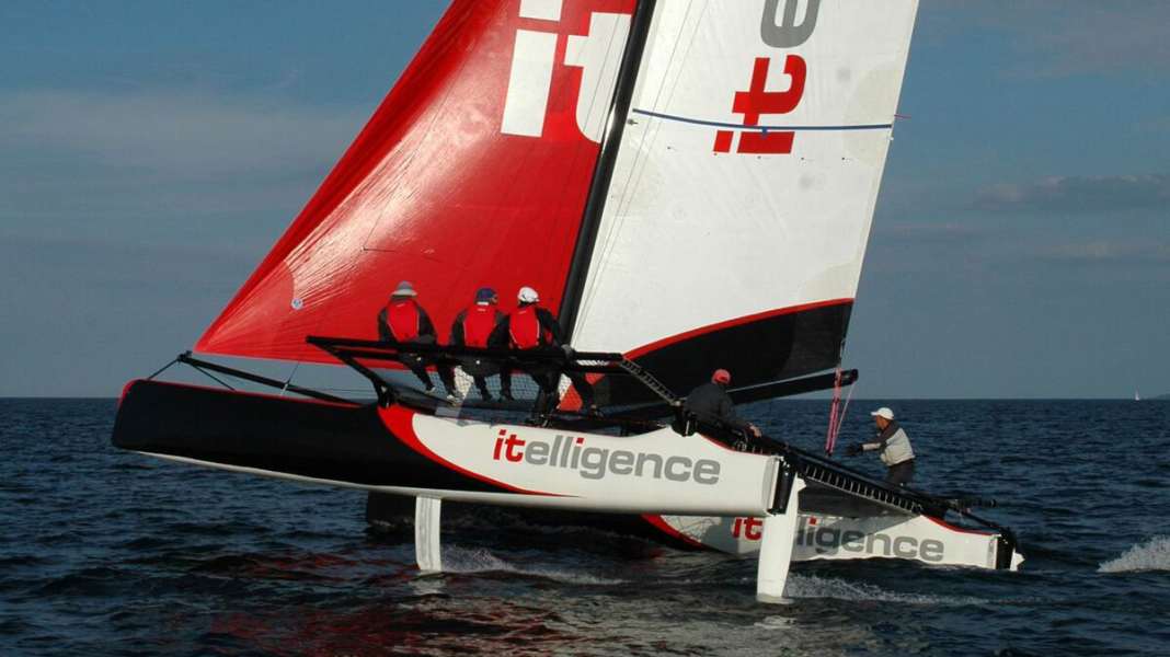 Catamarano M32: ad alta velocità attraverso la baia