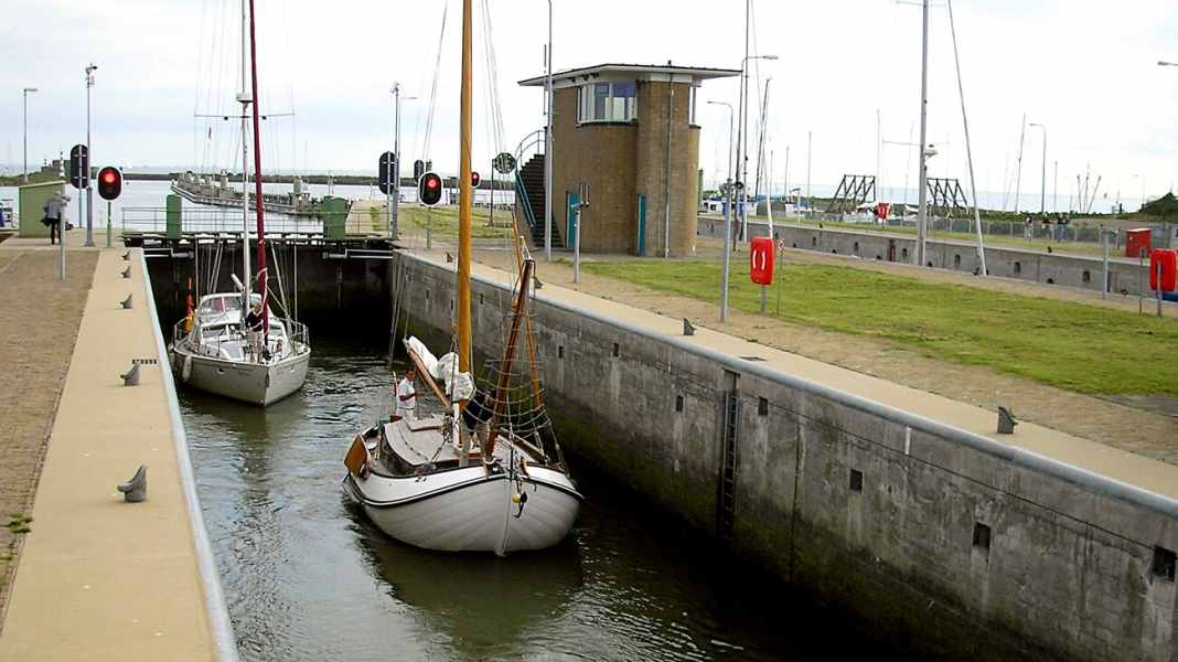 Holland: Schleuse Kornwerderzand gesperrt
