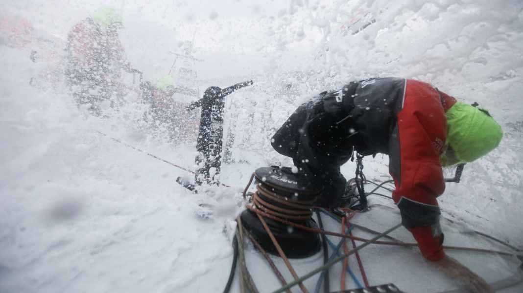 Volvo Ocean Race: Groupama on the advance despite leak