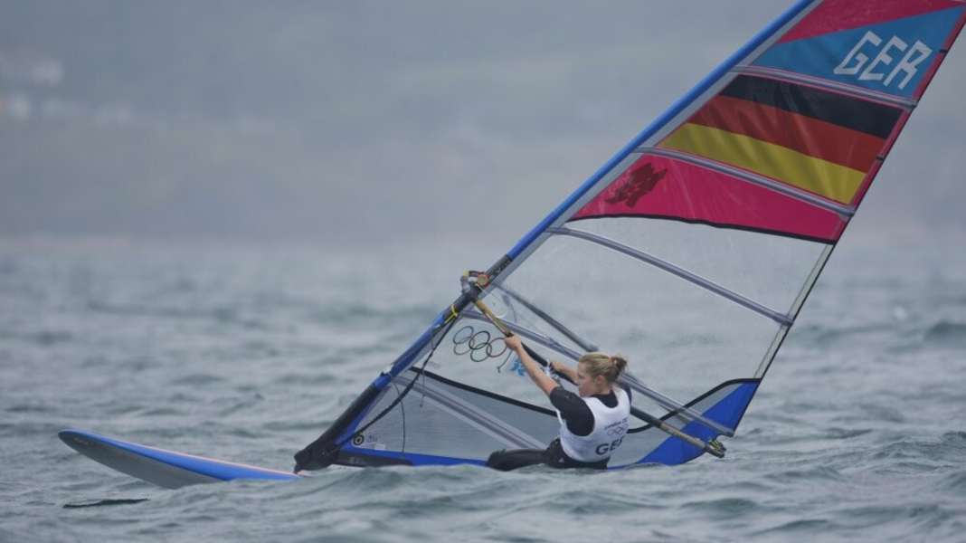 Olympia 2012: Zwei Surfer treiben die Segler an