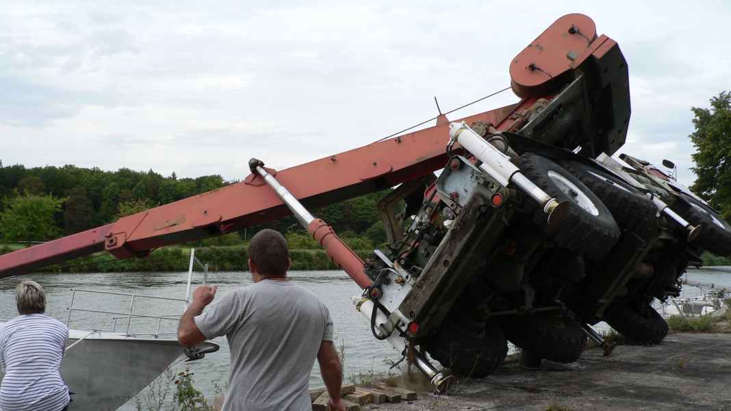 Unfall: Mit Kran in den Kanal gekippt