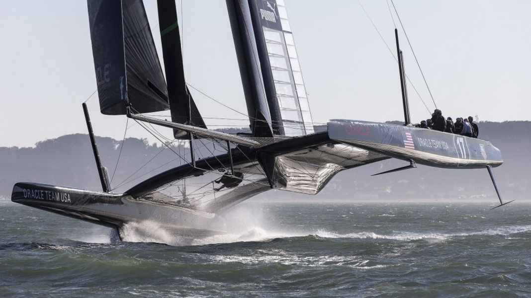 America's Cup: Hydrofoil test for Oracle's AC72