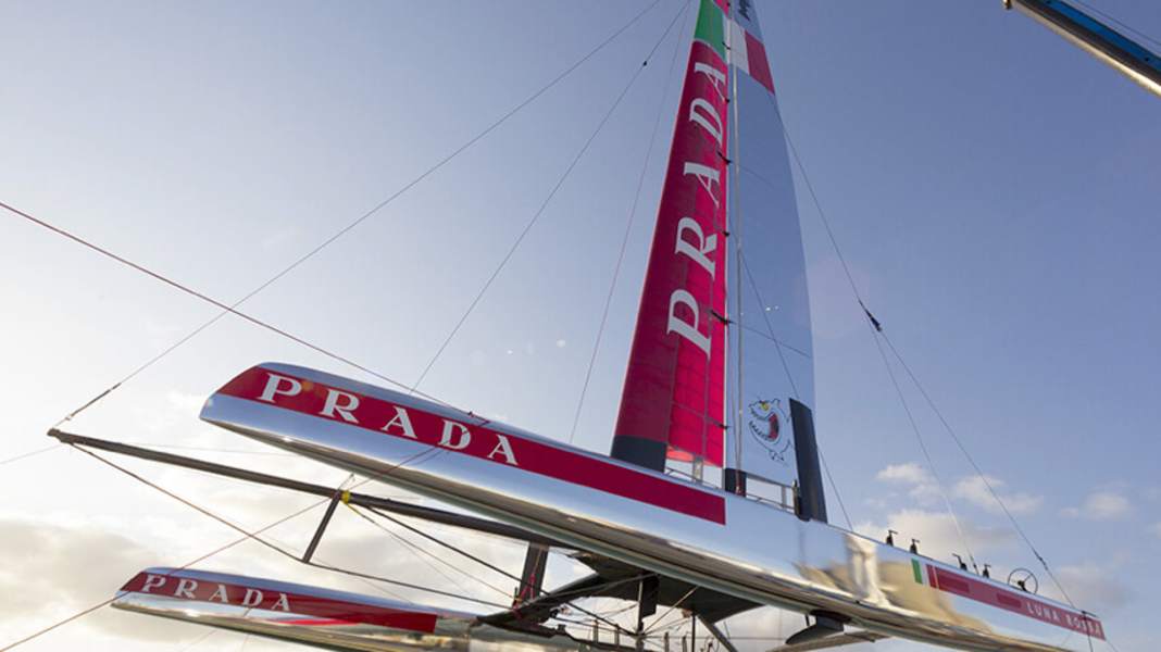 America's Cup: galleggia l'AC72 di Luna Rossa