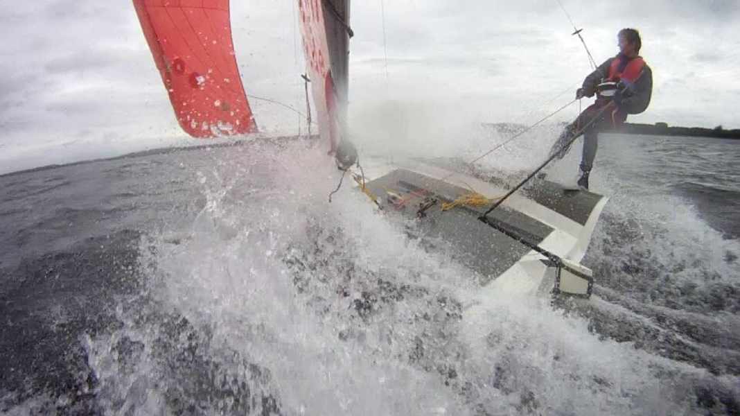 Dinghy sailing: Lightweight flying low