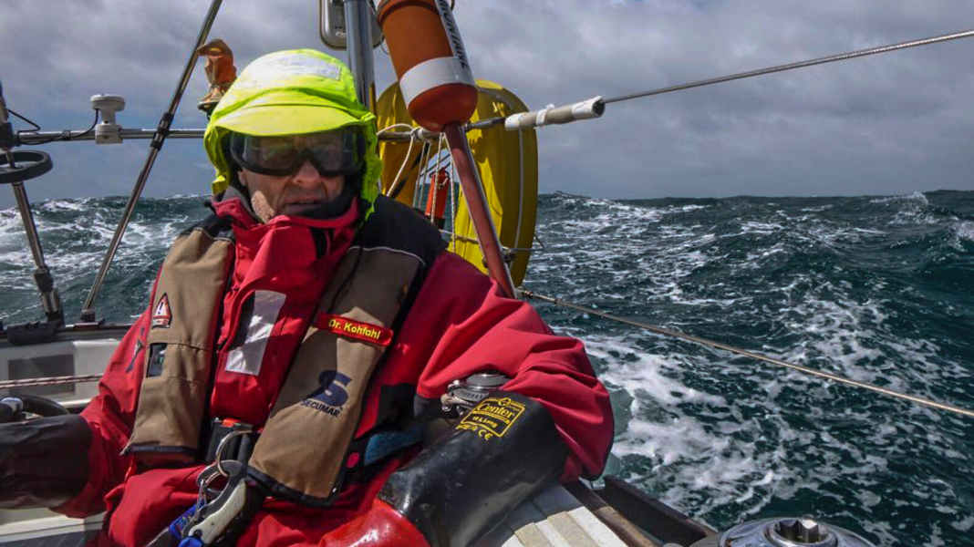 Regata di Edimburgo: tempesta, raffiche di vento e onde alte come case