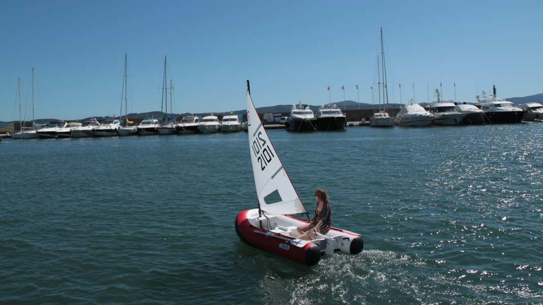 Annexe : Bateau pneumatique à voile avec dérive