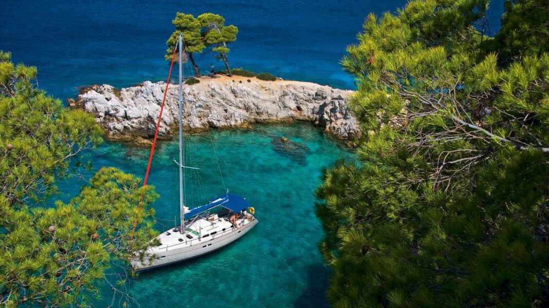Charter: Neue Basis in Griechenland