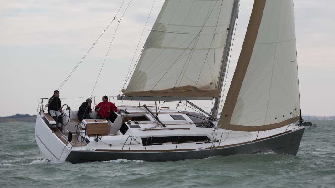 Dufour 382 GL : performance et confort à l'unisson