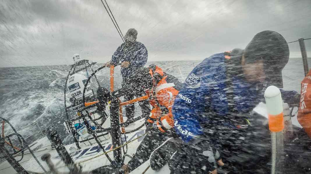 Volvo Ocean Race: Wassereinbruch beim Führenden