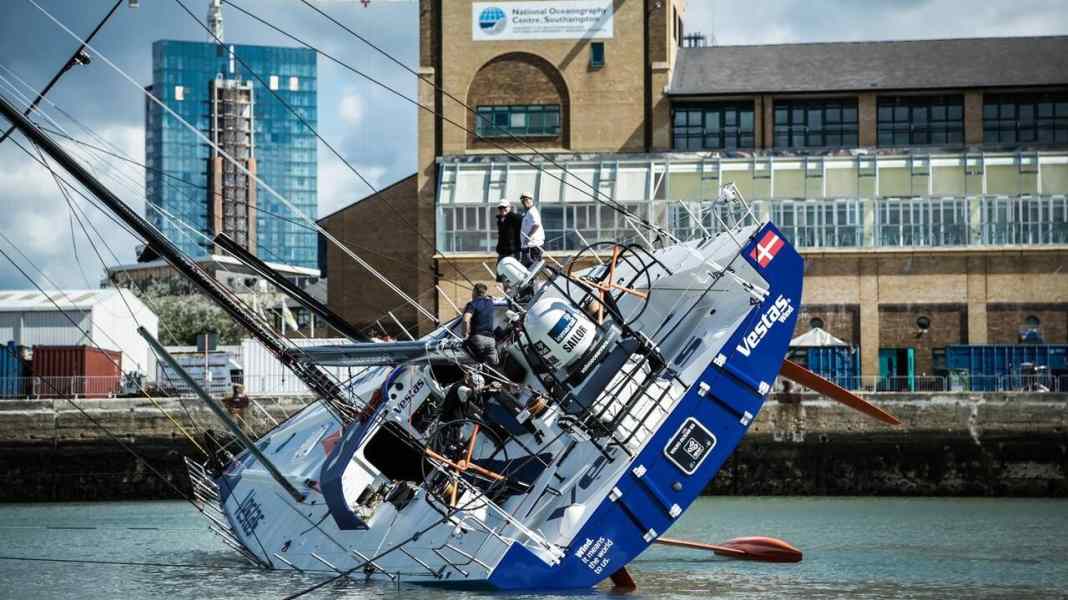 Volvo Ocean Race: Team Vestas wrecked on reef!!!