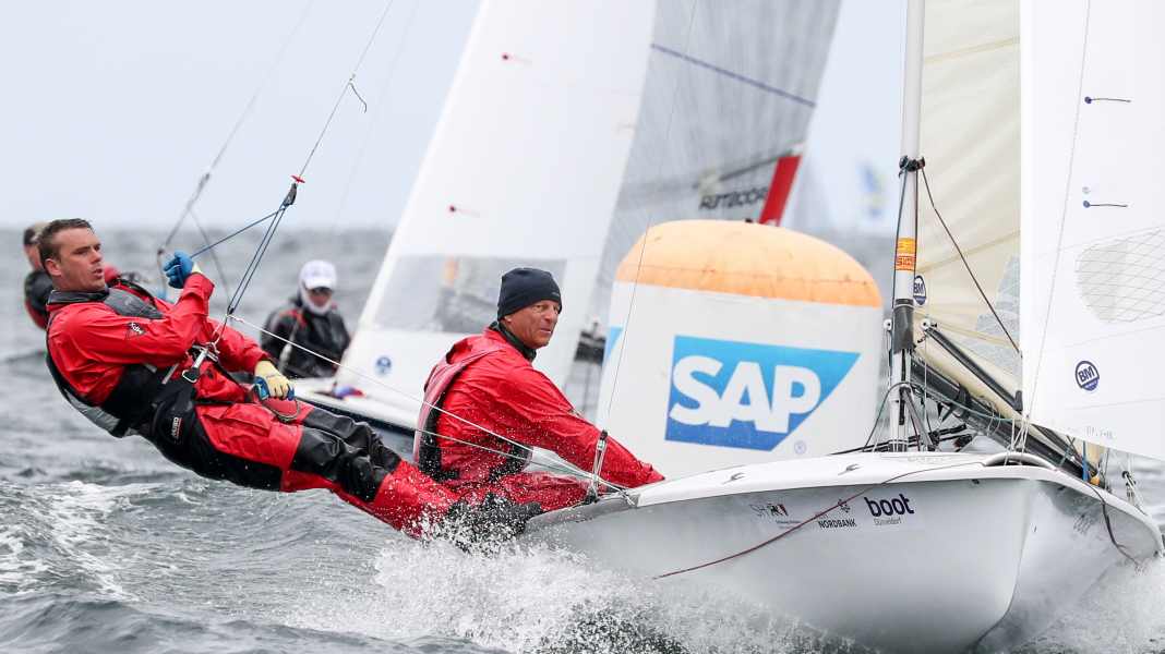 Kieler Woche: Traditional sailing ship overruns 29er