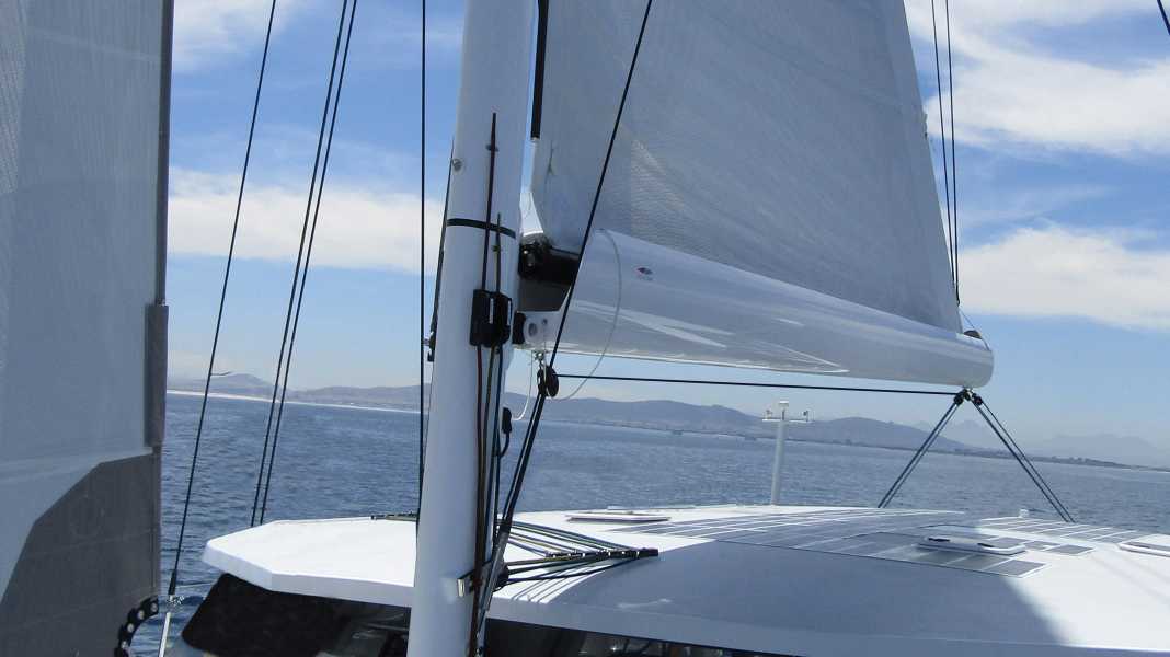 Carbon rig: boom with integrated furling system