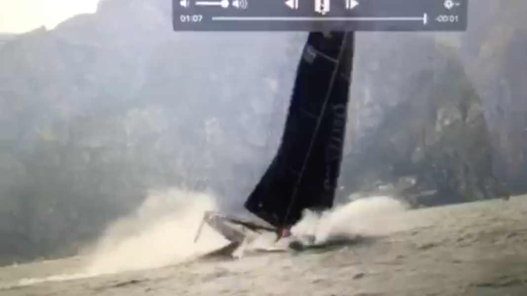 Accident video: Boris Herrmann crashes into press boat