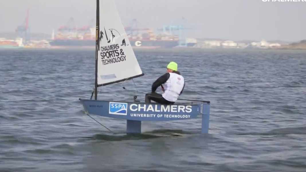 Foiling Optimist: The hammer: Now even the little ones can fly