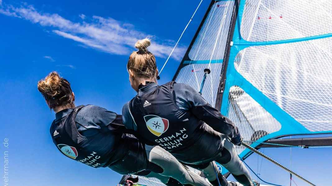 Segeln olympisch: DSV-Seglerinnen eröffnen Palma-Regatta mit Tagessiegen