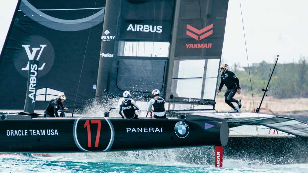 America's Cup: il defender della Coppa si è ribaltato, il velista è rimasto illeso