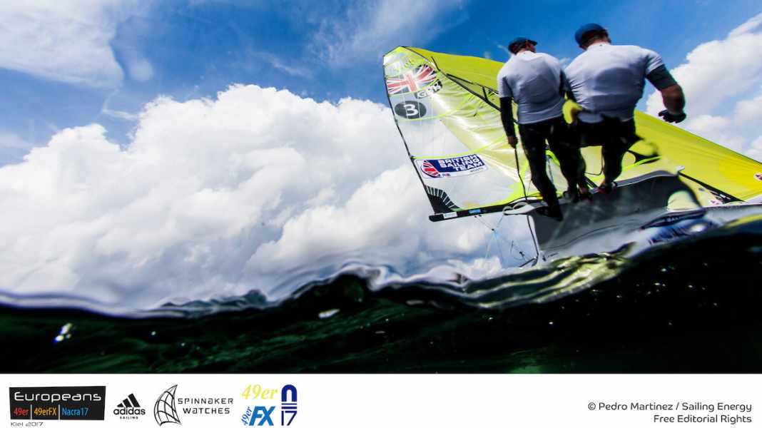 EM 49er, 49erFX, Nacra17: Ein Frühstart, viel Seegras und krasse Winddreher