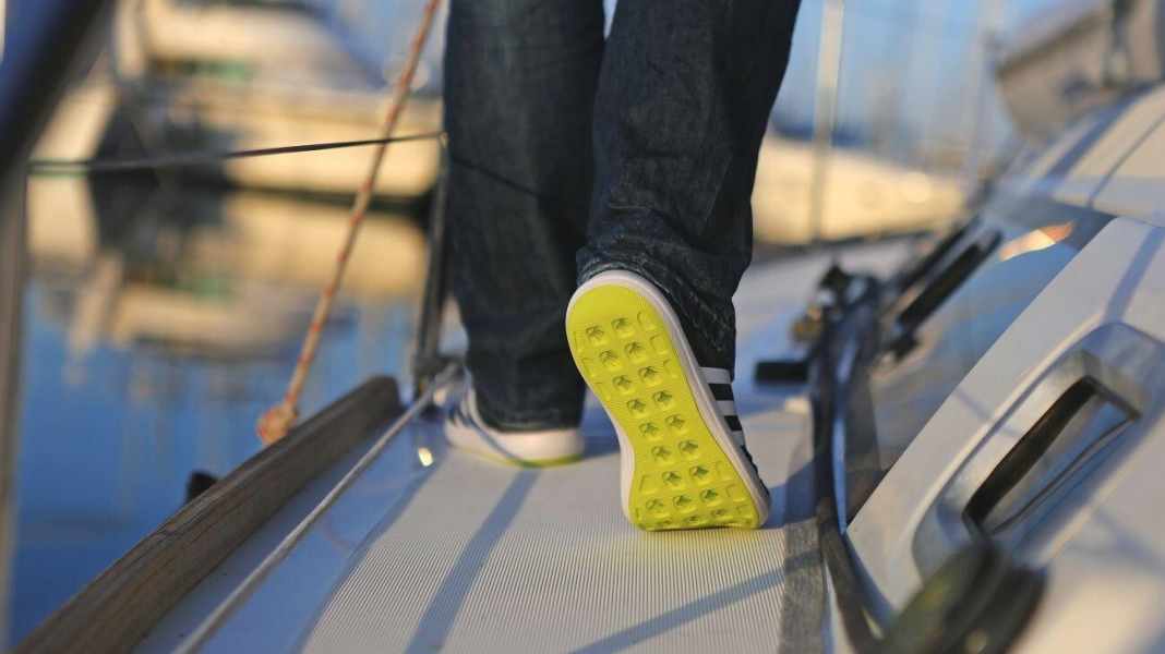 Speciale equipaggiamento: A bordo con il piede sicuro: 14 scarpe da barca sportive messe alla prova