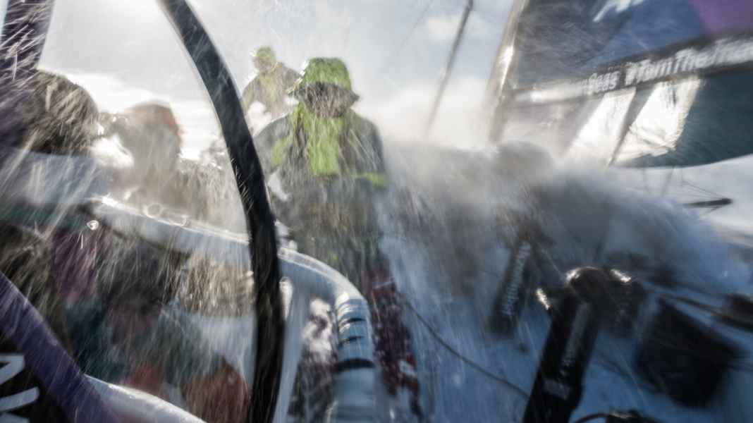 Volvo Ocean Race: lo strappo della vela fa retrocedere Brunel, AkzoNobel allunga il vantaggio