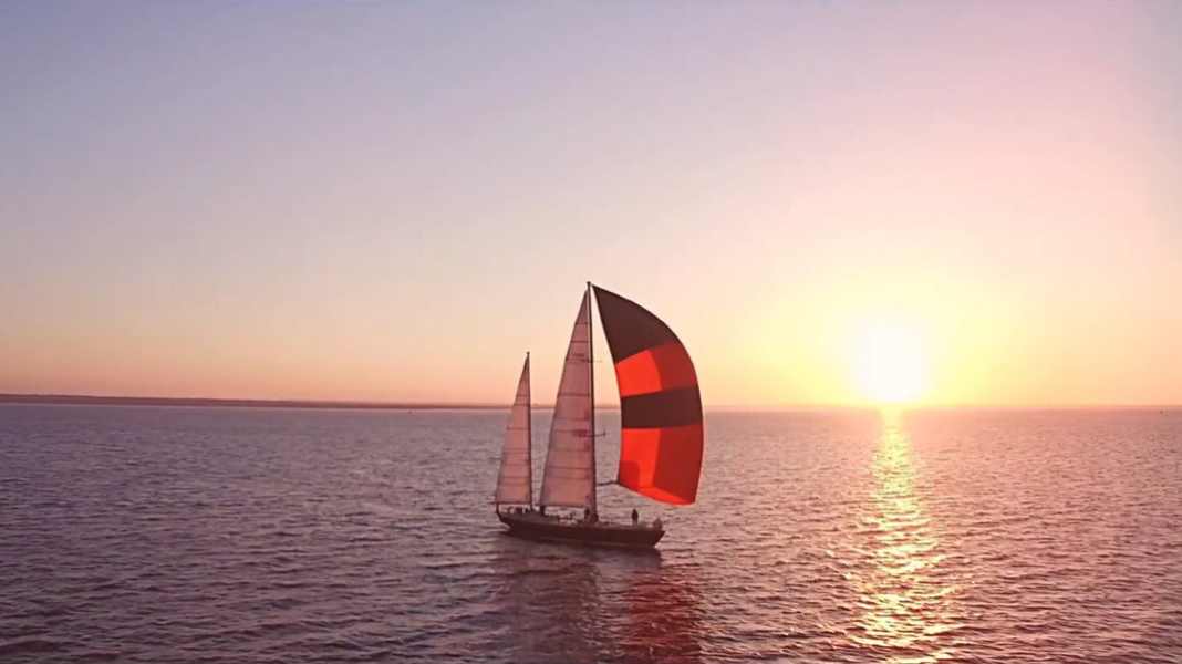 Sailing around the world: Tabarly's daughter sets sail with "Pen Duick VI"