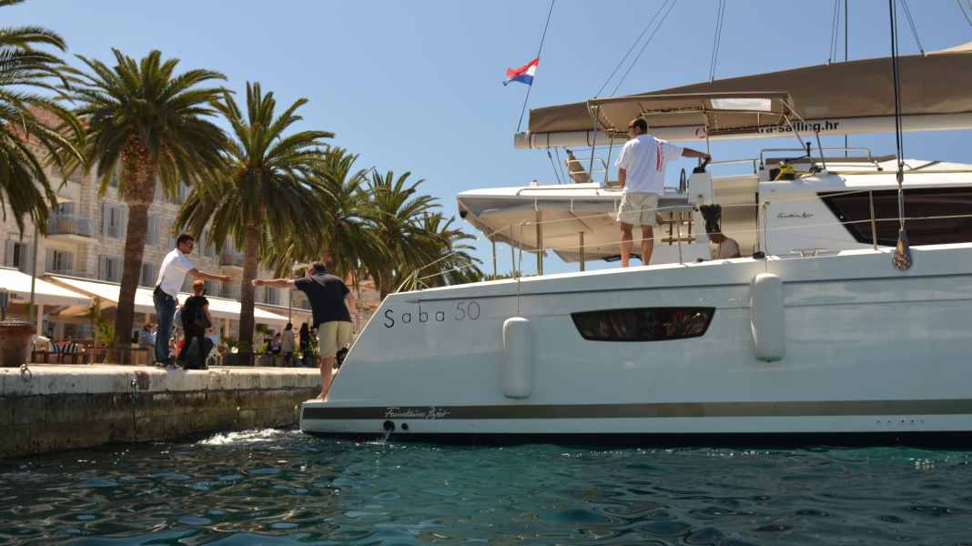 Manoeuvring: You need to know these 9 catamaran harbour manoeuvres