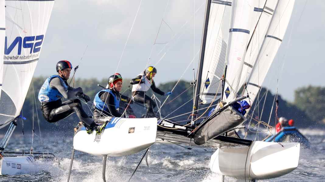 Kieler Woche: Una prova di forza con il vento forte sul fiordo