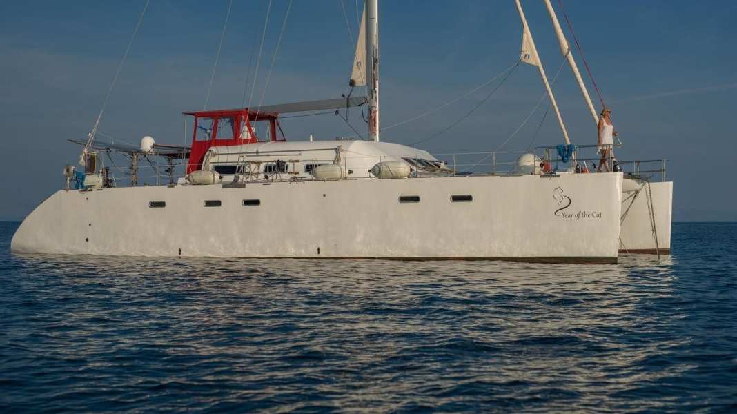 Le bateau particulier : catamaran d'eau bleue, marque de construction personnelle
