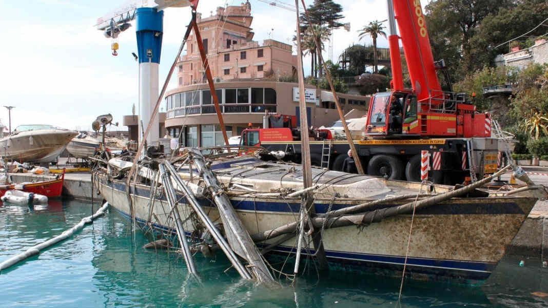 Storm in Rapallo: Between hope and fear - Salvage of a Hallberg-Rassy 54