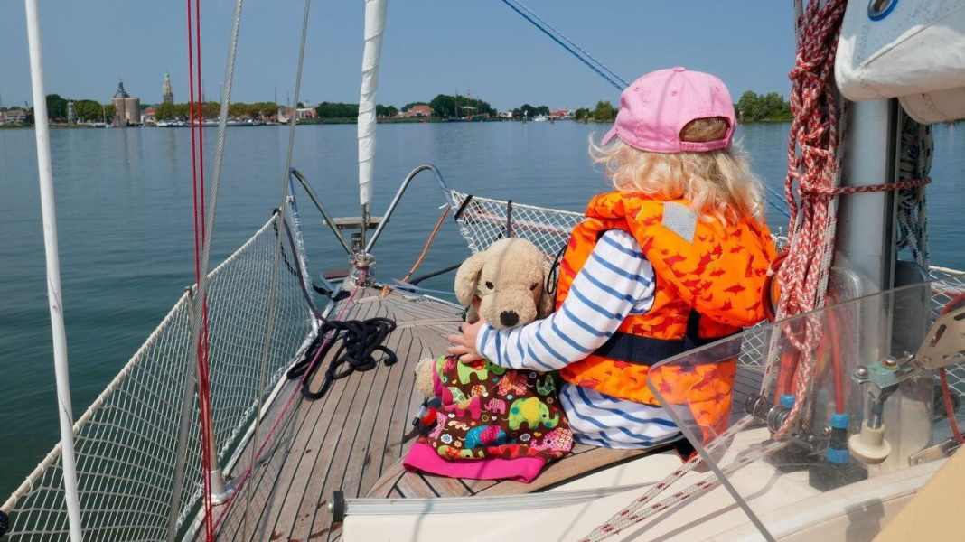 Temps mort : naviguer avec des enfants : comment réussir le congé parental à bord