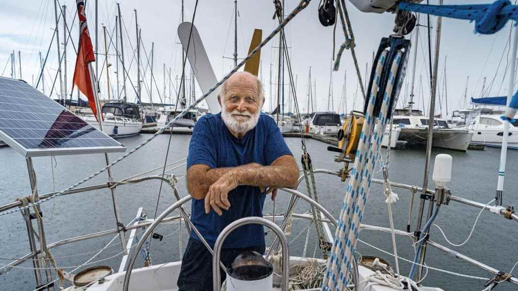 Record circumnavigation: sailing around the world single-handed and non-stop at the age of 81
