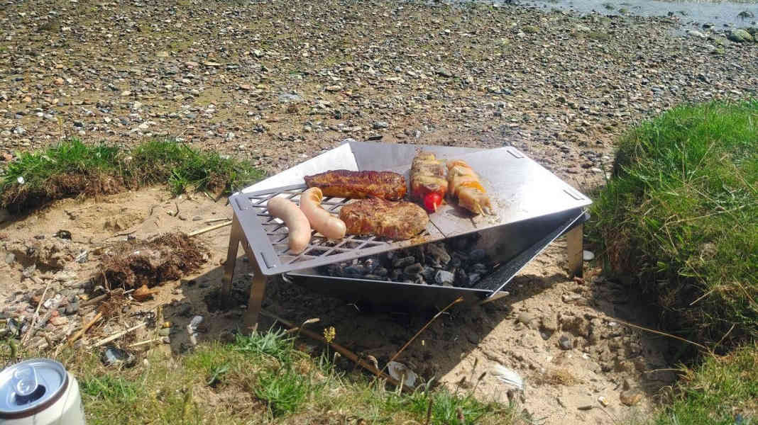 Barbecue and fire bowl: small pack size, great barbecuing fun