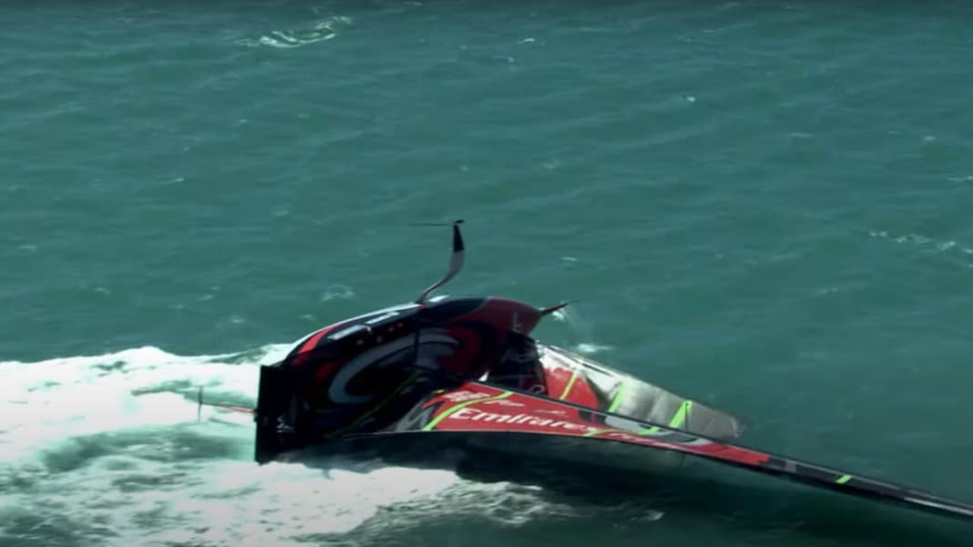Regatta: America's Cup: Neuseeländer kentern mit Krakenfoiler
