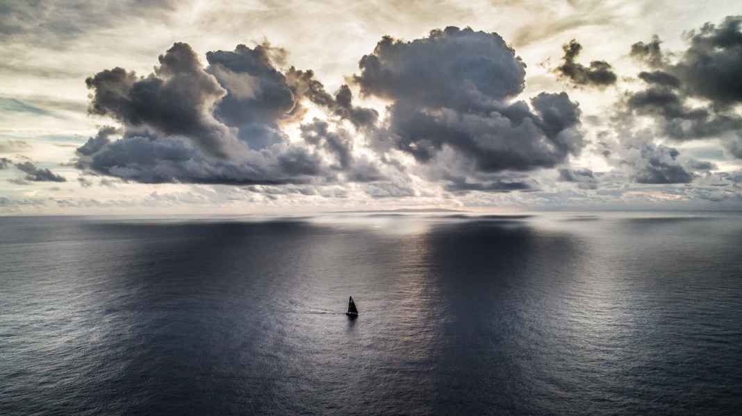 Volvo Ocean Race: Restart in the Doldrums: "Fighting with everything we've got"