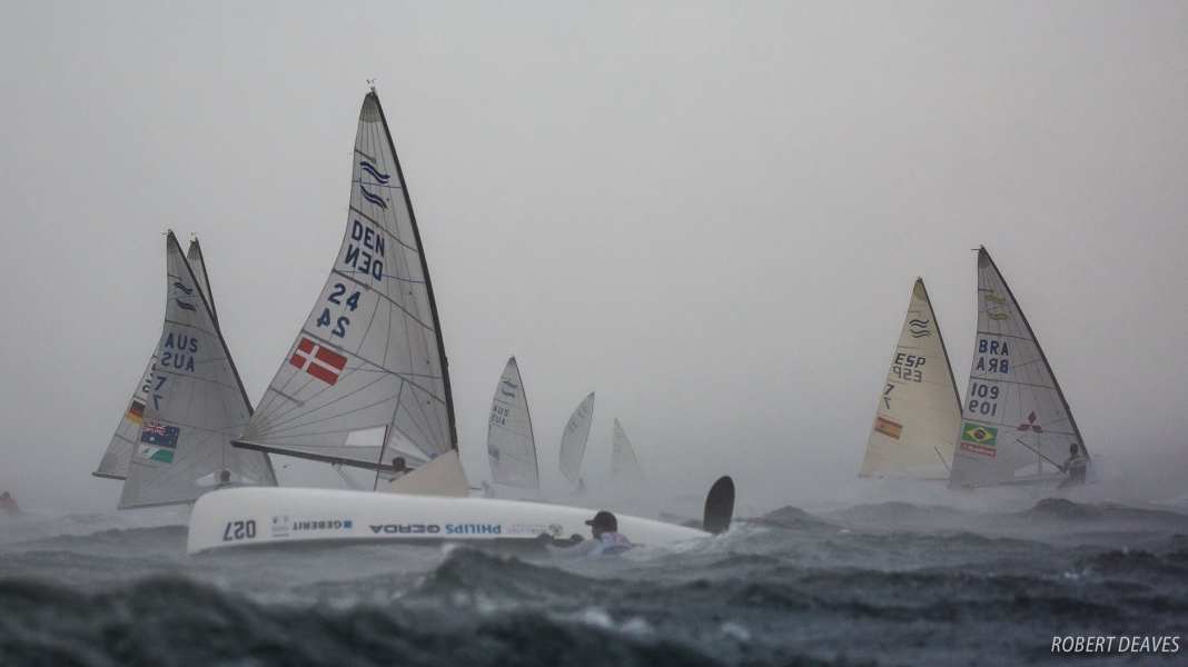Campionato del Mondo di Vela: incontro burrascoso del Finn con un fronte danese