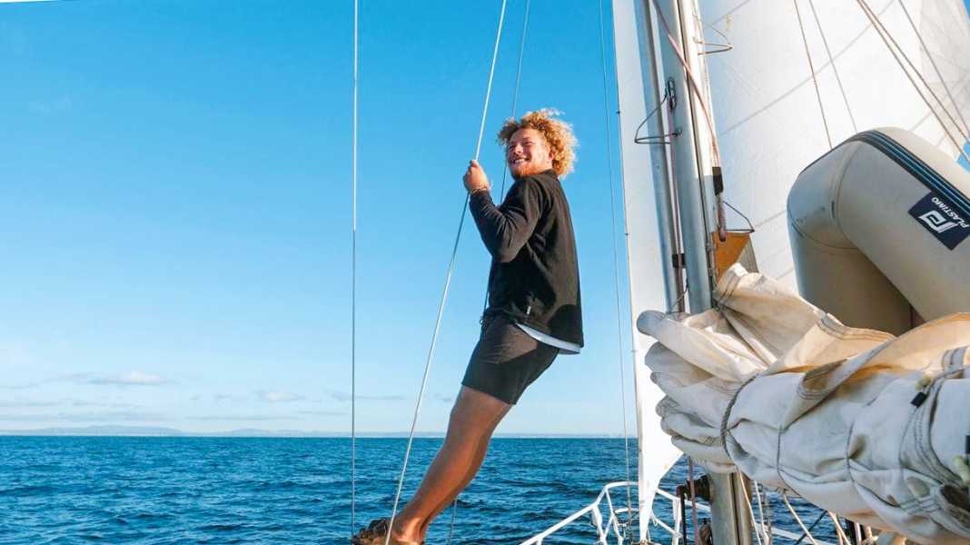 Blue water: Three friends on a cruise: the round-the-world voyage of "Blue Horizon"