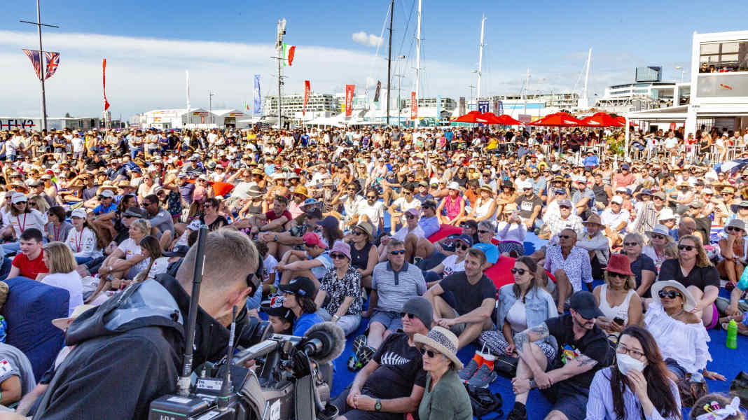 Regatta: America's Cup: Dispute over renewed postponement