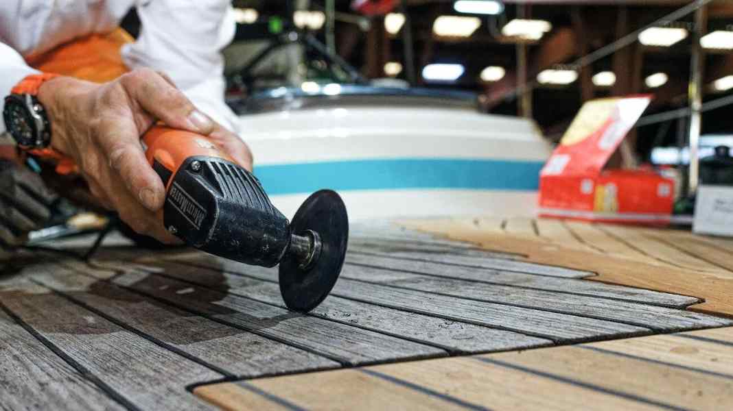 Workshop: Renovating the teak deck with epoxy