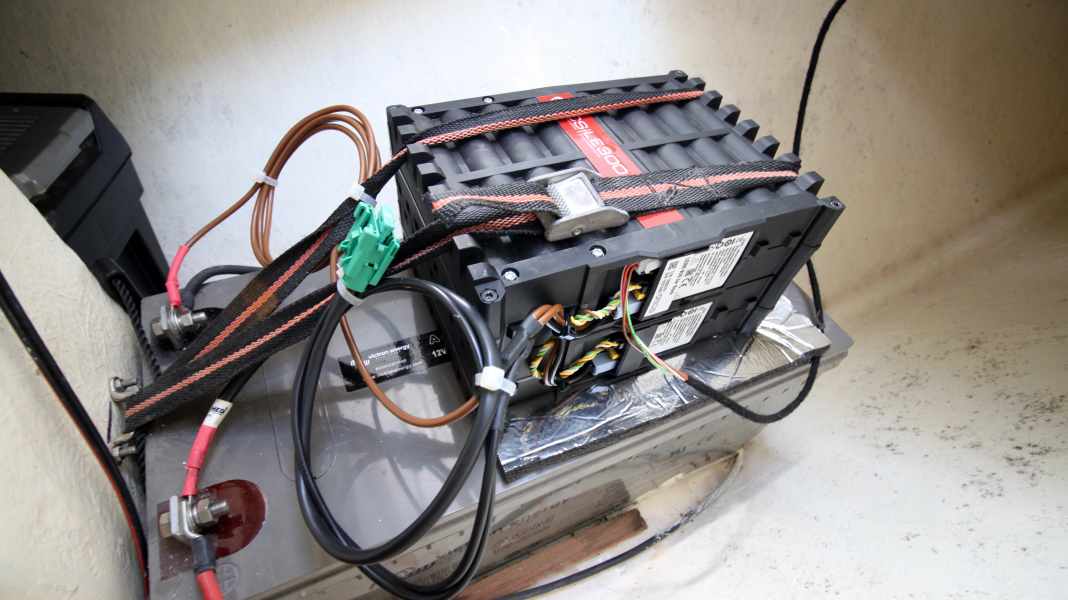 Hybrid batteries on board: lead and lithium in combination