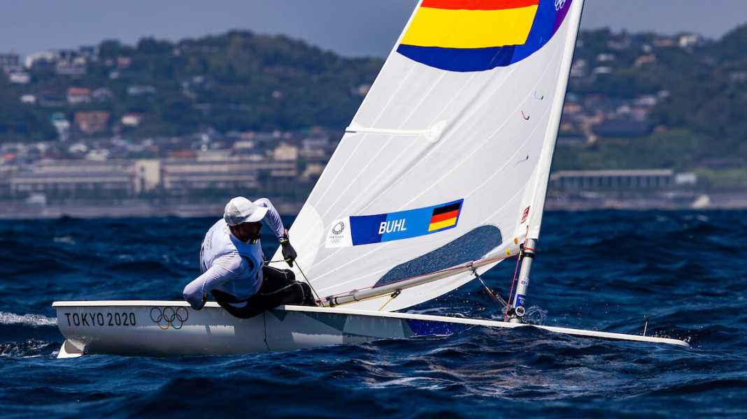 Medalrace au laser en vue : La mise à jour matinale d'Enoshima : une grande journée pour Philipp Buhl !