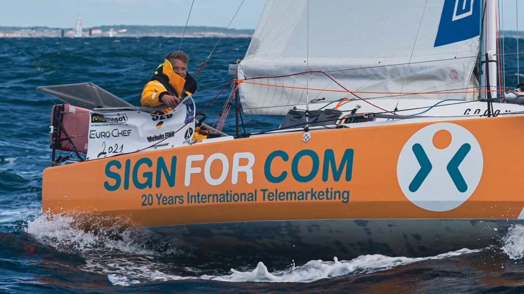 Un adolescente punta alla vittoria di tappa: Melwin Fink guida il mini-transat e commuove il mondo della vela