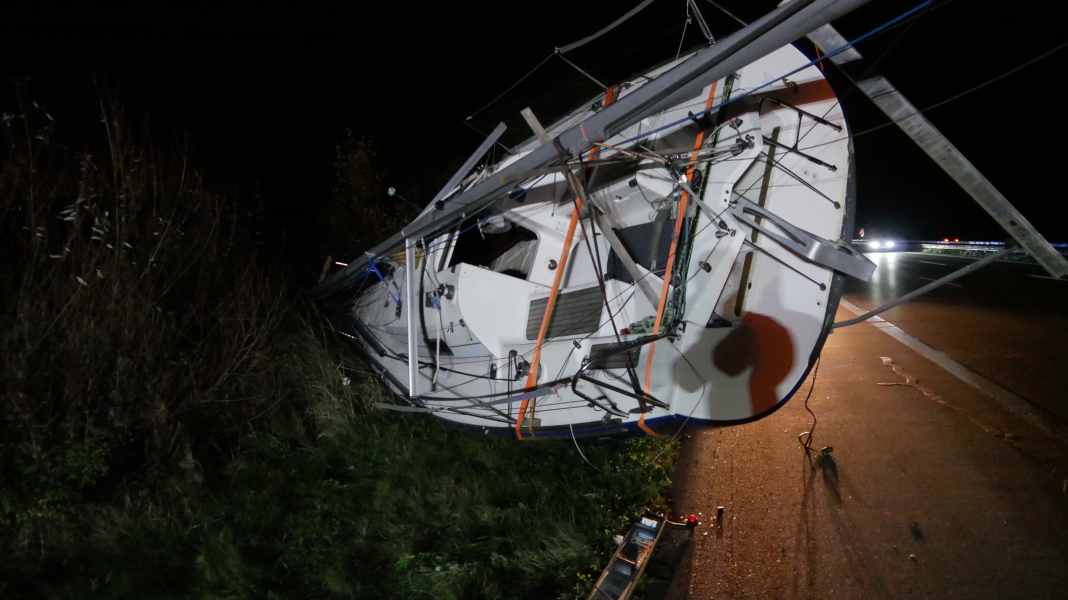 Incidente: barca a vela "ribaltata" sull'autostrada A1