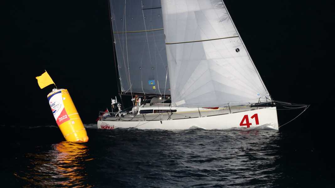 Eau bleue : ARC January : premier bateau à l'arrivée, X-Yacht abandonné en mer