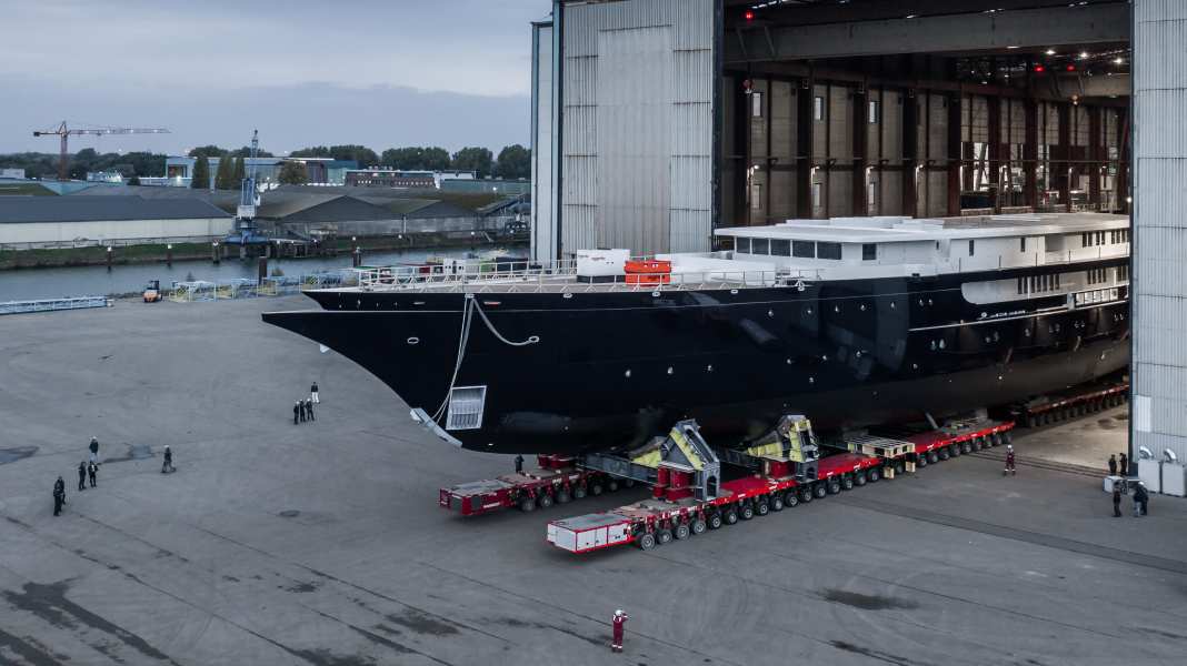 Après une dispute sur le passage d'un pont : le méga-yacht de Jeff Bezos "Y721" remorqué en secret hors du chantier naval