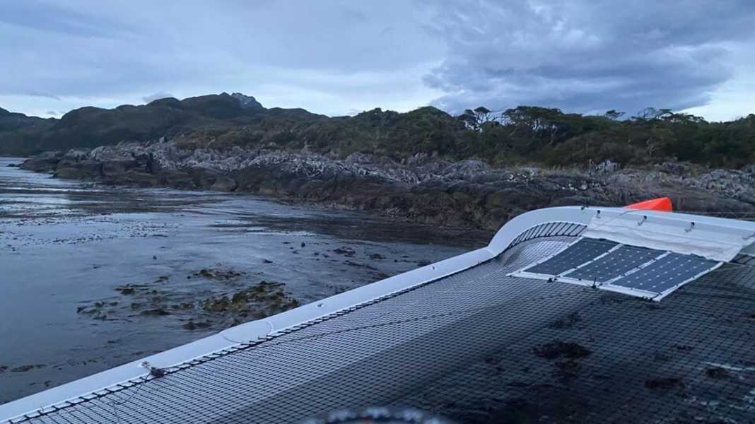 "Use it again!": Circumnavigators run aground in Cook Bay: "We're stuck in a mouse hole with rocks all around us!"